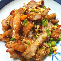 หมูเนื้อแดงทอดคั่วพริกเกลือ