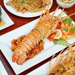 กุ้งมังกรราดซอสไข่เค็ม