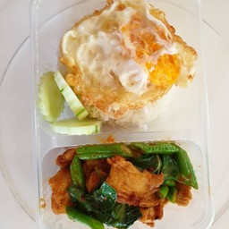 ผัดพริกแกงราดข้าว