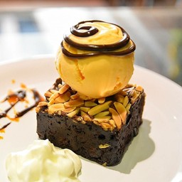 Chocolate Almonds Brownie with ice cream