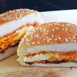 B Bacon & egg cheese bun
