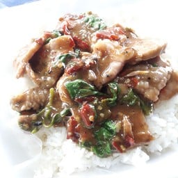 กะเพราหมูหมักราดข้าว
