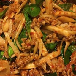 ผัดเครื่องแกงหน่อไม้ดองราดข้าว