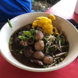 ก๋วยเตี๋ยวป้ายูร เจ้าเก่า 50 ปี (ต้นโพธิ์หน้าวัดทัพหลวง)