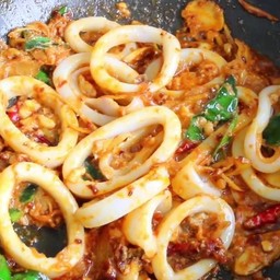 ปลาหมึกผัดผงกระหรี่