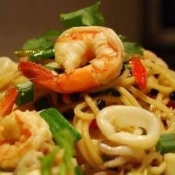 สปาร์เก็ตตี้กุ้งหมึก