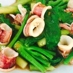 ข้าวคะน้าปลาหมึก