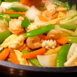 ผัดผักรวมกุ้งปลาหมึก