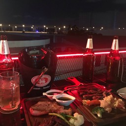 เป็นร้านทีาบรรยากาศดีมาก ๆ อากาศถ่ายเทสะดวก บนดาดฟ้า อาหารอร่อย การเทคแคร์จากร้า