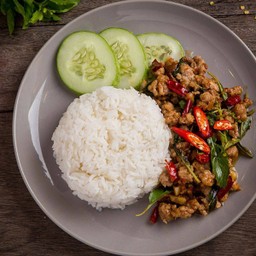 กระเพราหมูชิ้น ราดข้าว