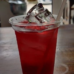น้ำกระเจี๊ยบเปรี้ยวหวานด้วยธรรมชาติ  ร้านนี้ใช้หญ้าหวานนะเธออออ