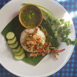 กะเพราหมูสับราดข้าว