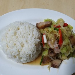 ข้าวกะหล่ำหมูกรอบ + น้ำเก๊กฮวย