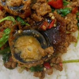 กระเพราไข่เยี่ยวม้าหมูสับ,เนื้อสับ