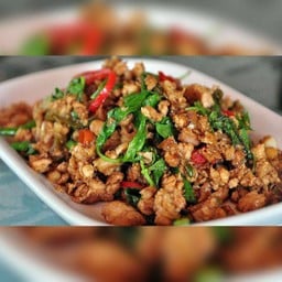 ผัดกะเพรา (กับข้าว) ต้องกดเลือกเนื้อสัตว์