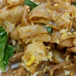 เส้นใหญ่ผัดซีอิ้ว กุ้ง,หมึก,หมูกรอบ,เนื้อ