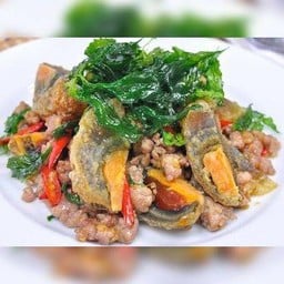 กะเพรากรอบไข่เยี่ยวม้าใบกระเพรากรอบ (กับข้าว) ต้องกดเลือกเนื้อสัตว์