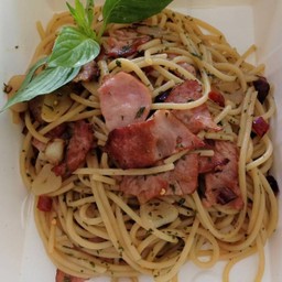 Spaghetti with Bacon and Dried Chili