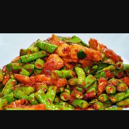 ผัดพริกแกง หมู,ไก่,กุ้ง,หมึก,หมูกรอบ,เนื้อ