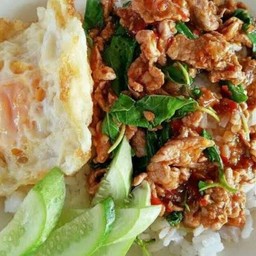 ข้าวราดกระเพราหมู ผัดสดใหม่ทุกออเดอร์ แถมพริกน้ำปลามะนาวฟรี