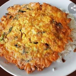 ข้าวราดไข่เจียวผัก แครอท,ต้นหอม,มะเขือเทศ,โหรพา