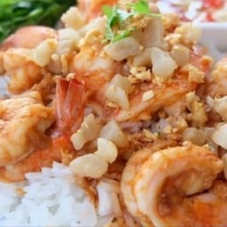 กุ้ง ปลาหมึก ทอดกระเทียมราดข้าว