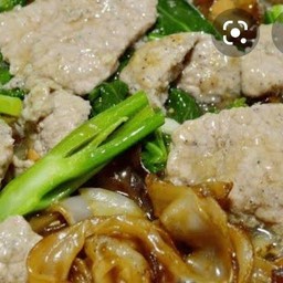 ราดหน้าเส้นหมี่,เส้นใหญ่ หมุ,ไก่