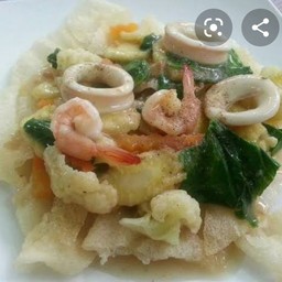 ราดหน้าเส้นใหญ่ทอด หมู,ไก่,กุ้ง,หมึก