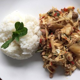 ไก่ผัดกระเพราหน่อไม้ดอง