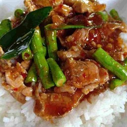 หมูผัดพริกแกงถั่วราดข้าว