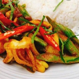 ปลาหมึกผัดพริกแกงถั่วราดข้าว