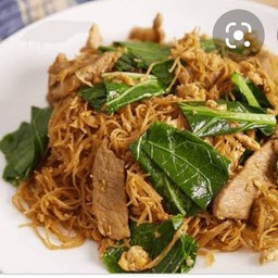 เส้นหมี่ผัดซีอิ้ว หมู,ไก่,หมุสับ