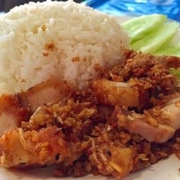 หมูกรอบทอดกระเทียมพริกไทยราดข้าว