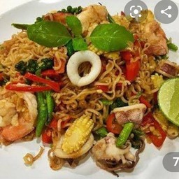 ผัดมาม่าขี้เมา หมู,ไก่,เนื้อ,กุ้ง,หมึก,หมูกรอบ