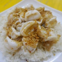 ปลาหมึกทอดกระเทียม ราดข้าว