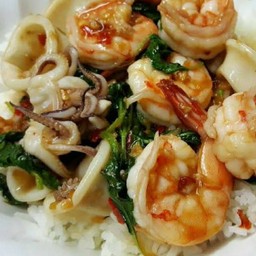 กะเพราปลาหมึก กุ้งราดข้าว