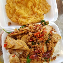 กะเพราหมูสับหมูยอ