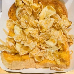 ขนมปังปิ้งกล้วยคอนเฟลก+ราดคาลาเมล