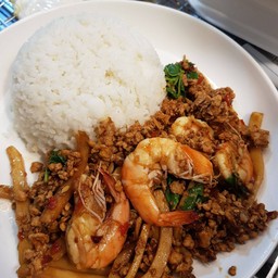 กะเพราหมูสับกุ้งหน่อไม้