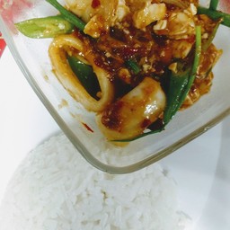 ข้าวราดปลาหมึกผัดพริกเผาเม็ดมะม่วงหิมพานต์