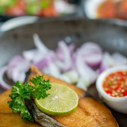 ปลาเนื้อทองระยองราดน้ำยำ (เดลิเวอรี่)