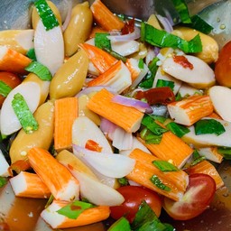 ยำไส้กรอกไก่ไขแดง