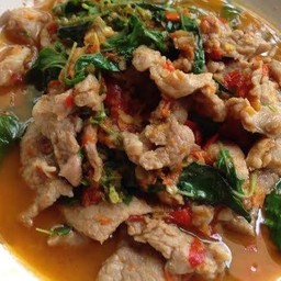 ผัดกระเพราหมูชิ้น (กับข้าว)