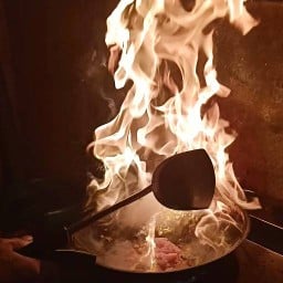 แซลมอนแม่ค้าคลั่งรัก อิงทาวน์