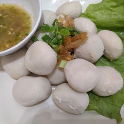 ลูกชิ้นหมูลวกจิ้ม -น้ำจิ้มซีฟู้ดรสเด็ด