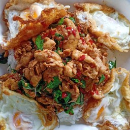 Rice Topped With Stir-Fried Chicken And Basil For 3-4 Persons (4 Eggs)