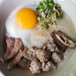 ต้มเลือดหมู-โจ๊ก-ข้าวต้มทรงเครื่อง