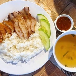 ข้าวรวมไก่อบและคอหมูย่าง