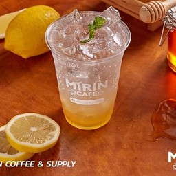 น้ำผึ้งเดือน 5 ผสมมะนาวสดและโซดา