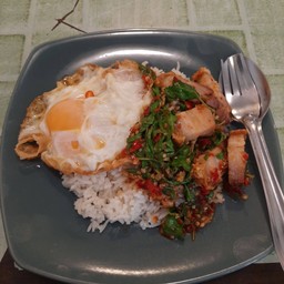 หมูกรอบอร่อย ไข่ดาวก็ทอดได้กรอบนอก ไข่แดงเยิ้มข้างใน โรยน้ำปลาพริกยิ่งอร่อย